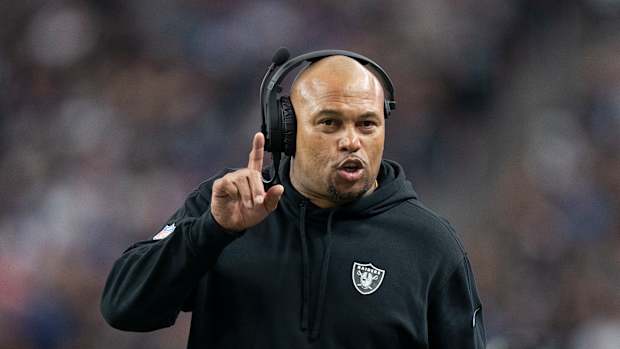 Raiders interim coach Antonio Pierce